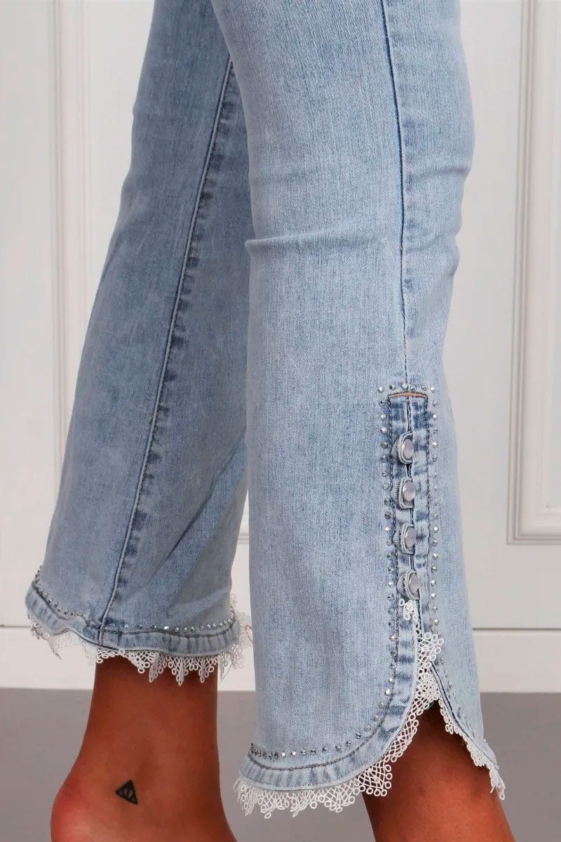 Jeans m. knappe detaljer