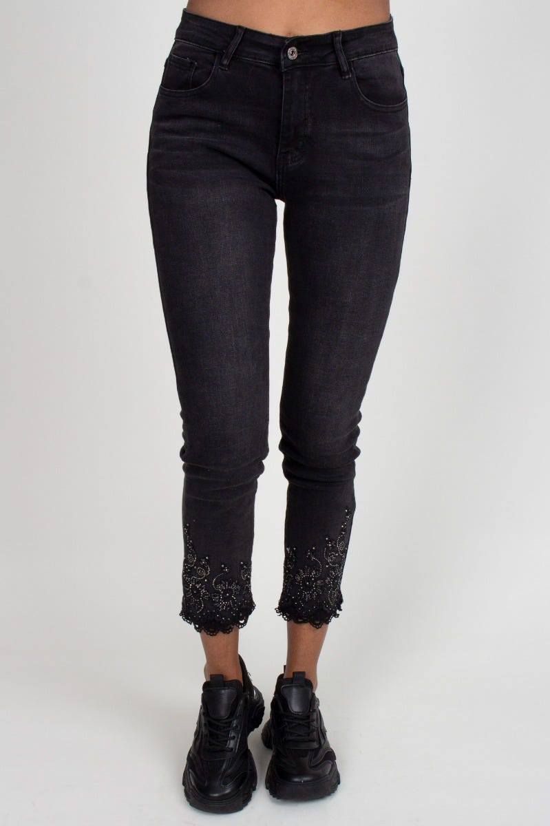 Jeans m. broderi og nitter, sort denim