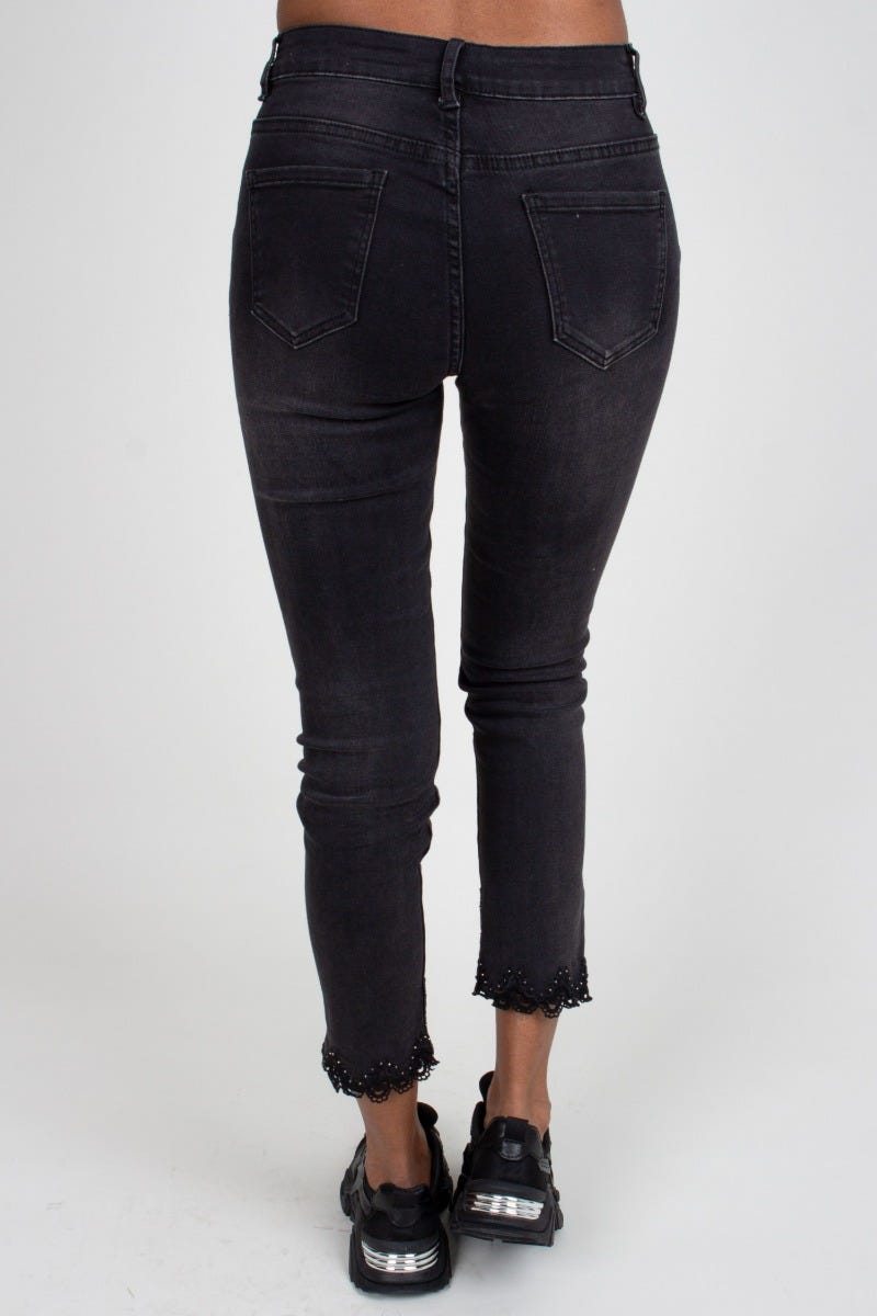 Jeans m. broderi og nitter, sort denim