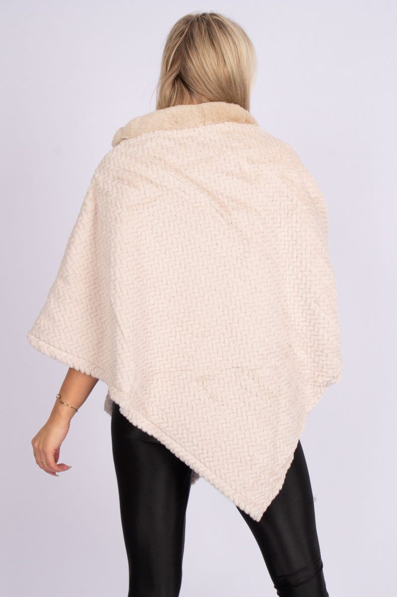 Faux fur poncho med krave beige