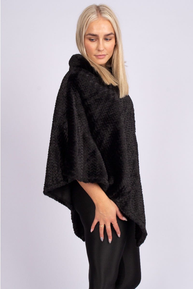 Faux fur poncho med krave sort