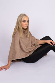 Faux fur poncho med krave taupe