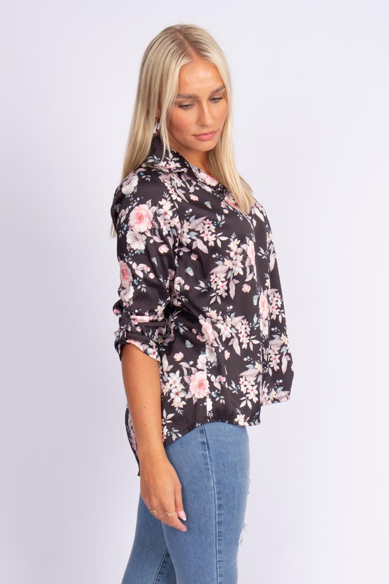 Bluse m. krave i blomsterprint Sort