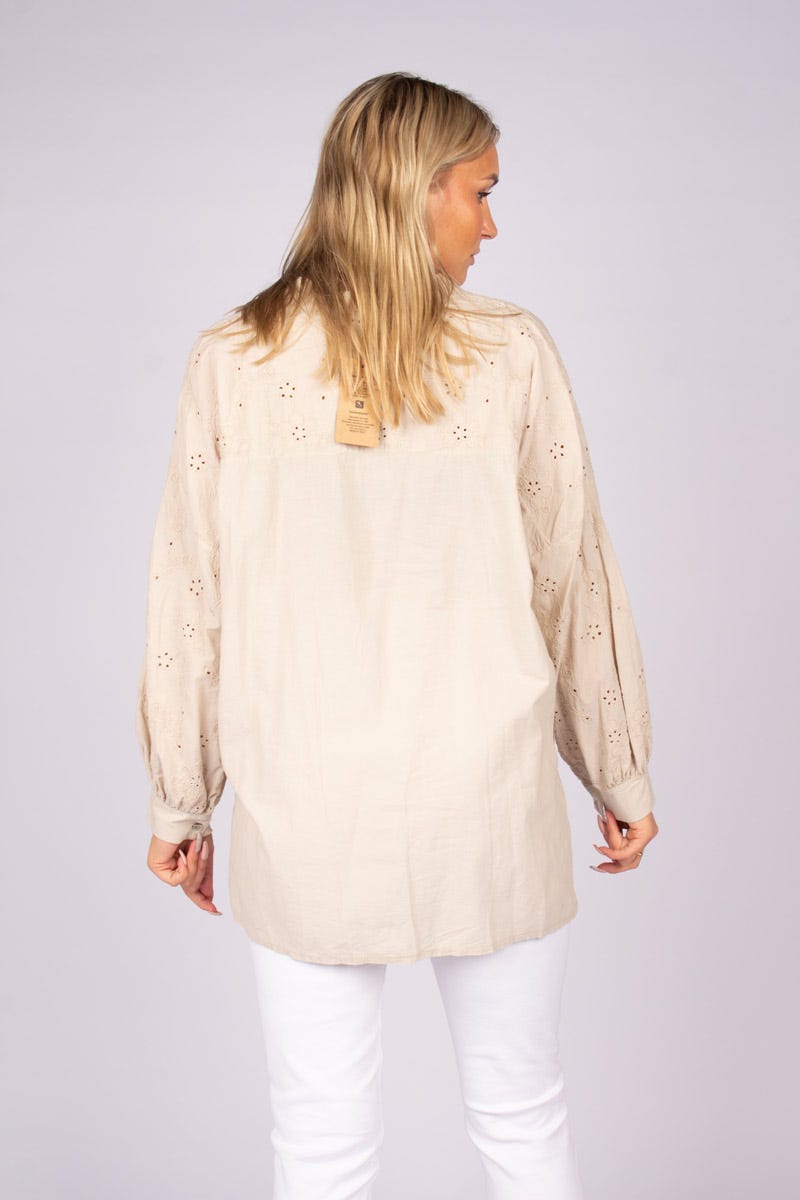 Skjorte m. broderi Beige