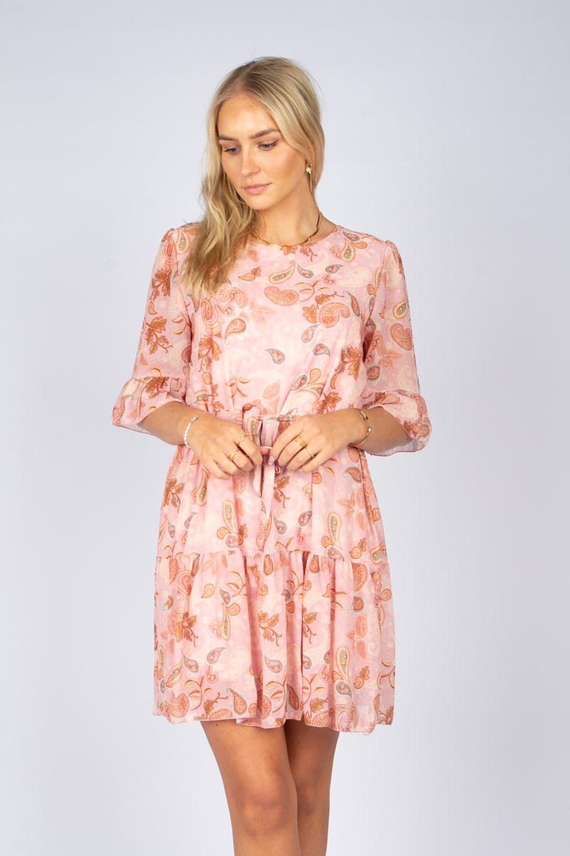 Flæsekjole i paisley print Rosa