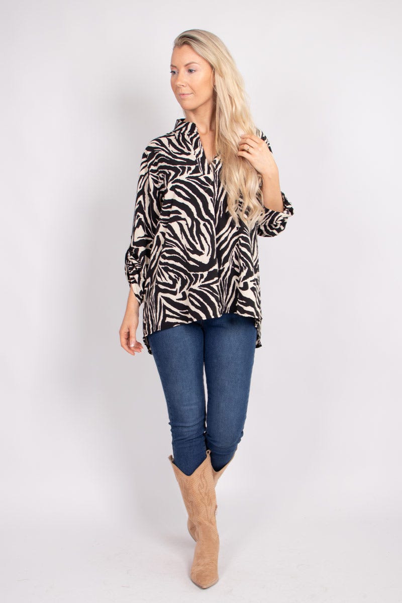 Adeline bluse m. zebraprint Sort