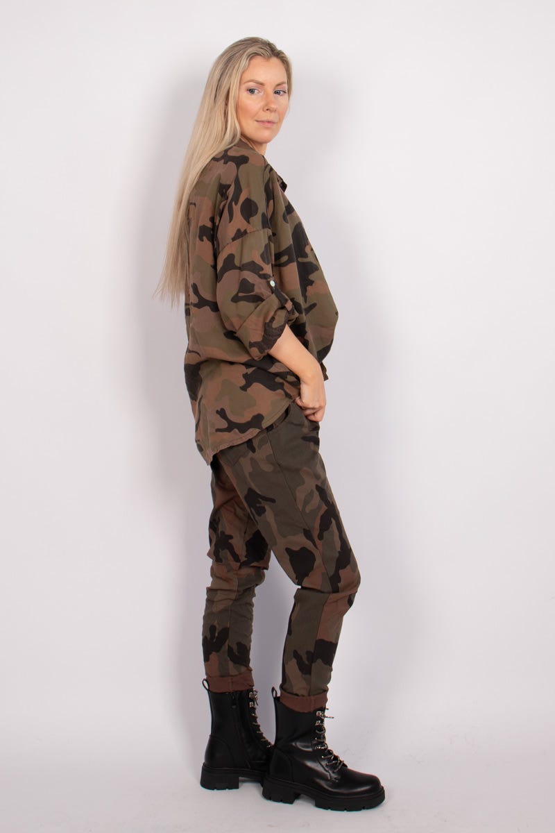 Skjorte m. camouflage print Brun