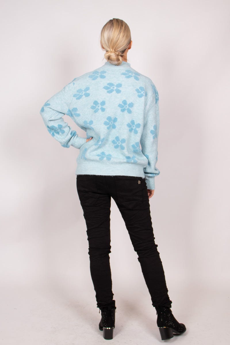 Strik m. stor blomst Skyblue