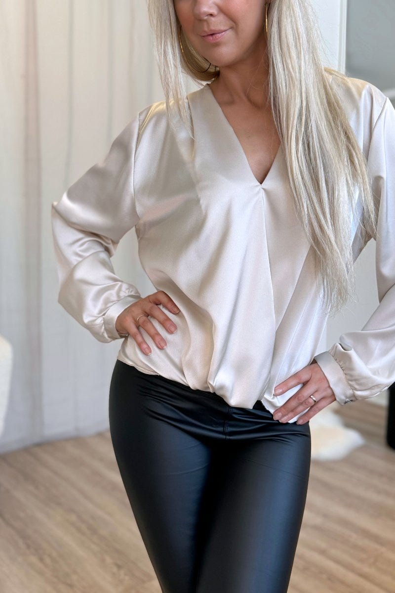 Satin bluse m. crossover detalje Beige