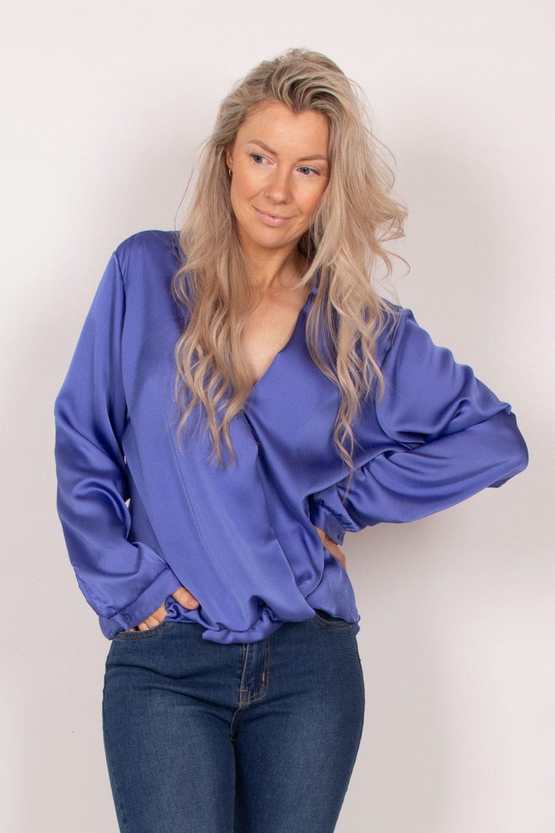 Satin bluse m. crossover detalje Cobolt