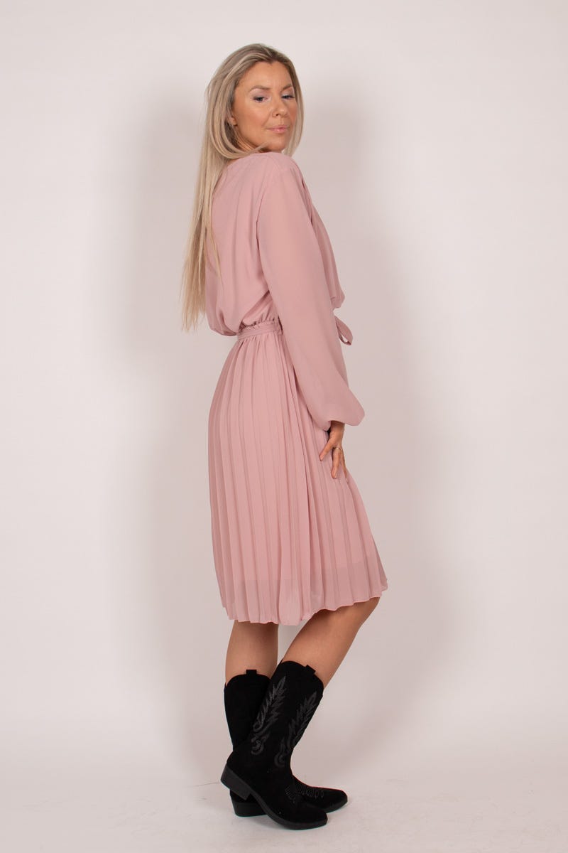Kjole m. plissé og lange ærmer Rosa