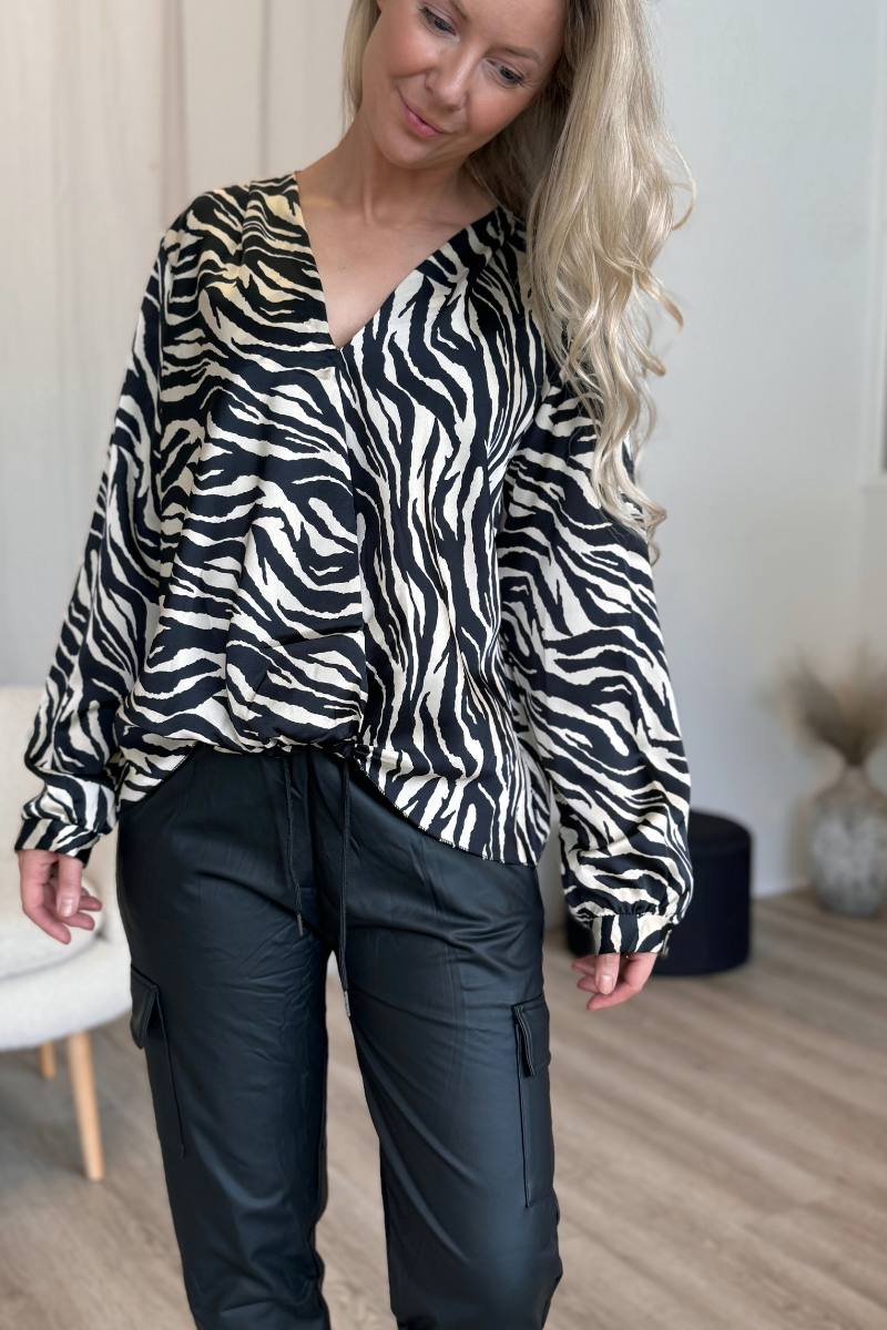 Satin crossover bluse m. dyreprint Zebra