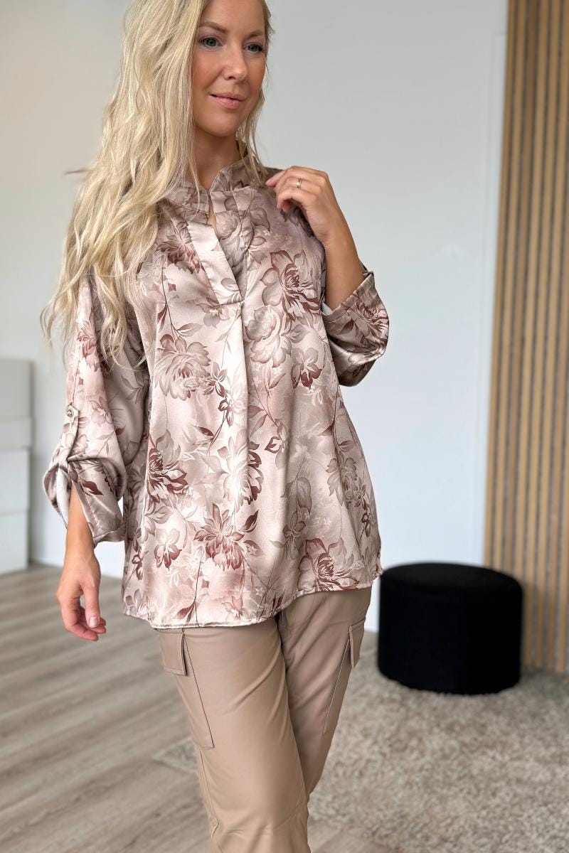 Adeline satin bluse m. blomster Beige