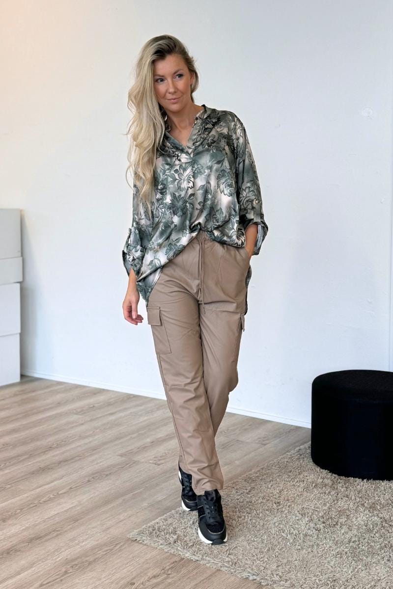 Adeline satin bluse m. blomster Khaki