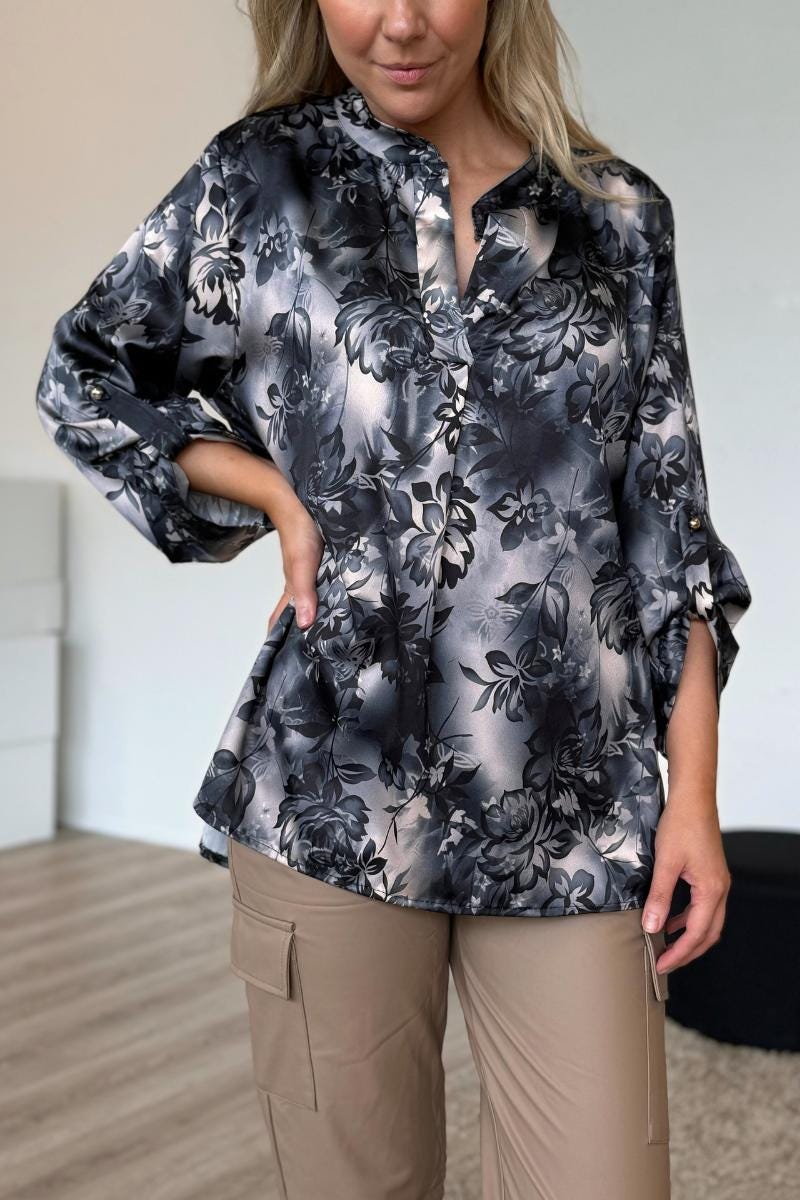 Adeline satin bluse m. blomster Sort