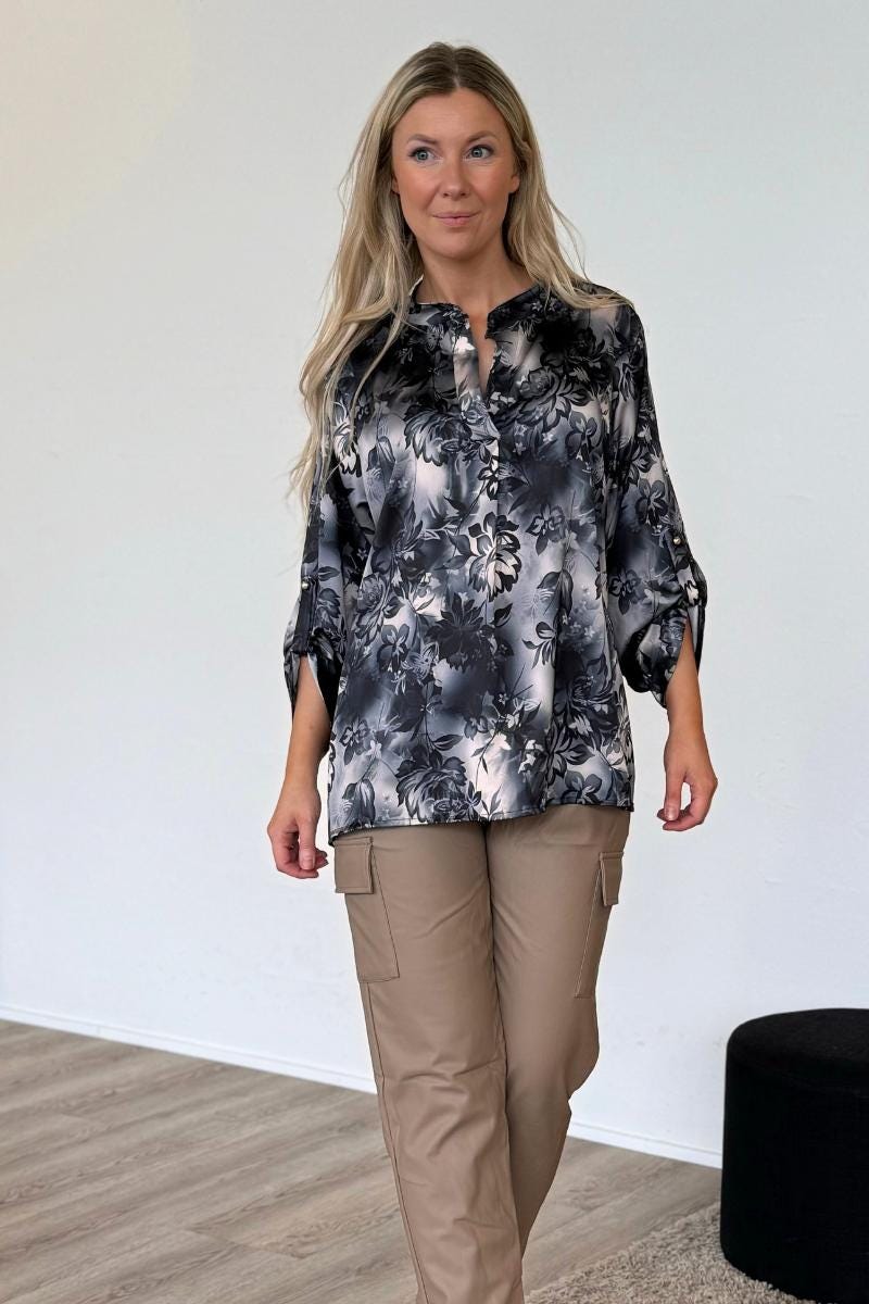 Adeline satin bluse m. blomster Sort