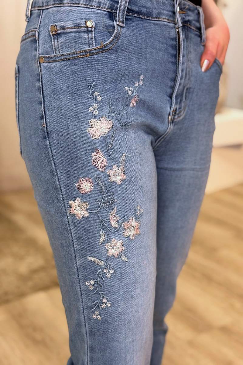 Mom-fit jeans m. broderi Denim