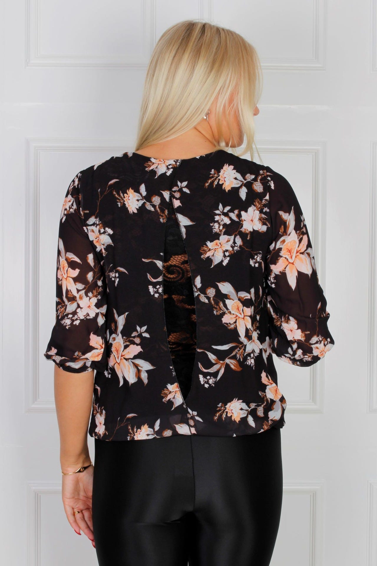 Adele bluse m. blonderyg, sort/blomstret