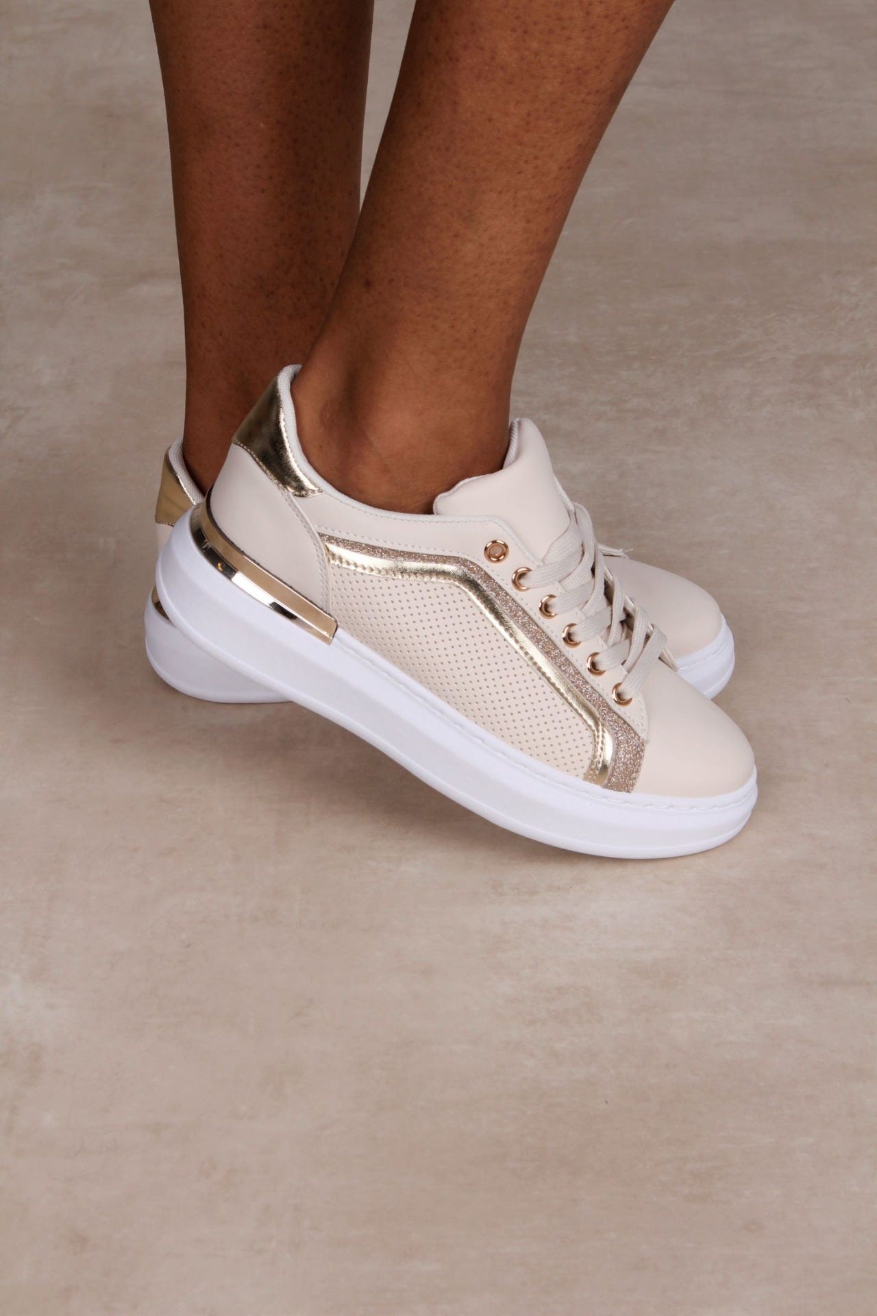 Sneakers med gulddetaljer, Beige