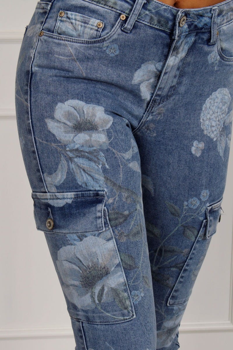 Jeans med blomster detaljer