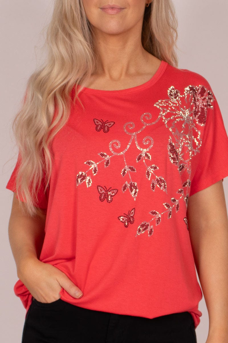 T-shirt m. blomster og sommerfuglemotiv Koral