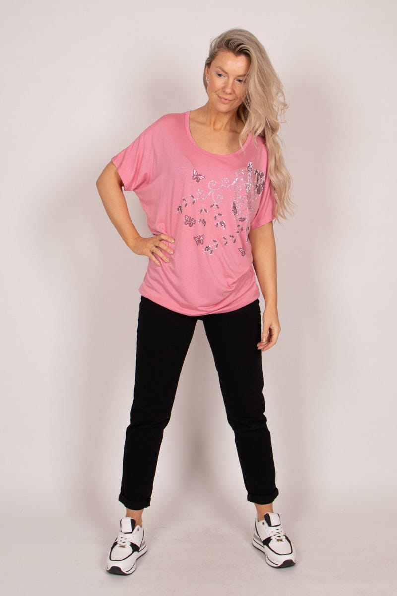 T-shirt m. blomster og sommerfuglemotiv Rosa