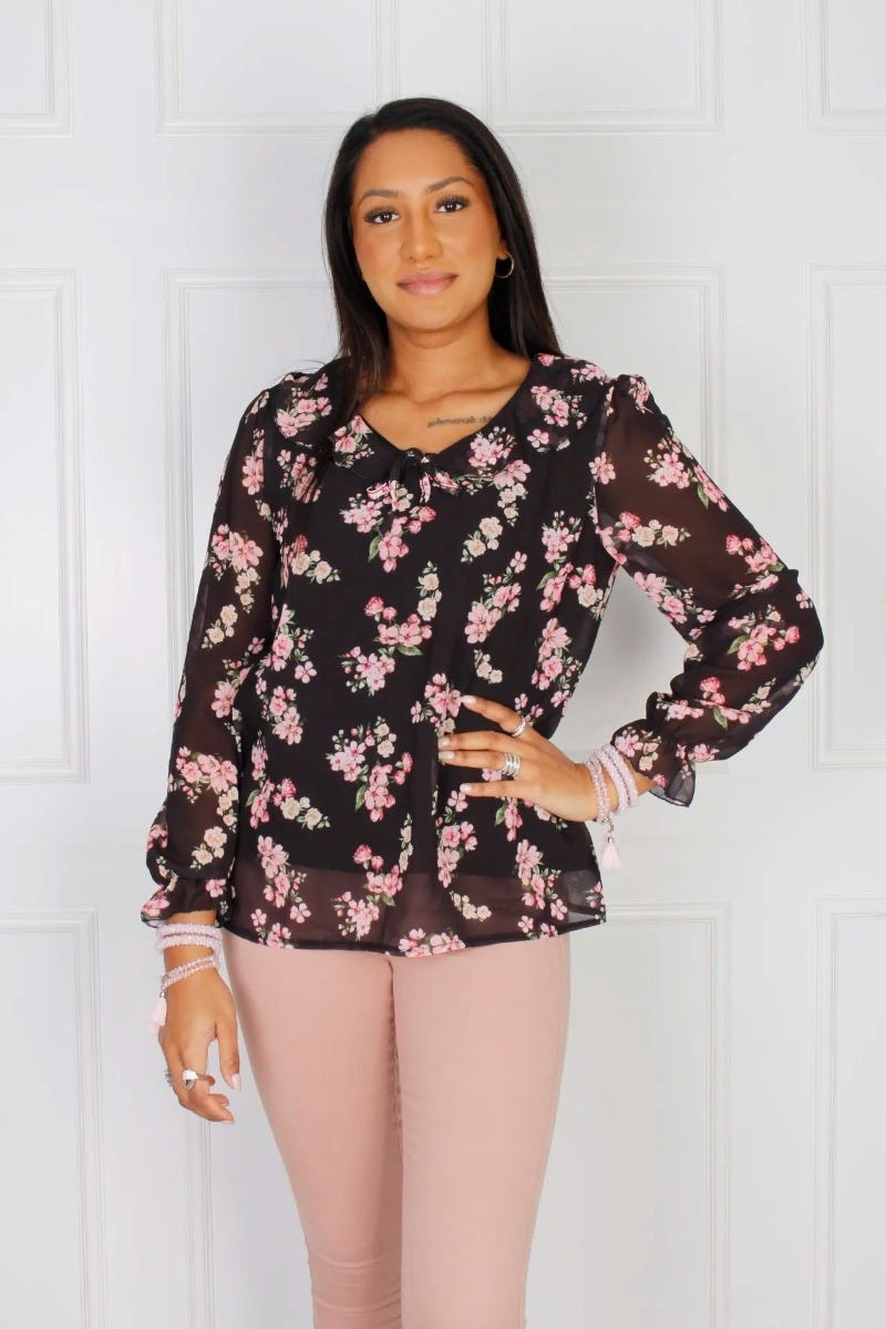 Bluse med flæse, sort floral