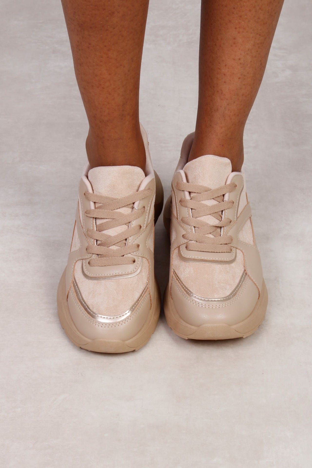 Sneakers med gulddetaljer, Beige