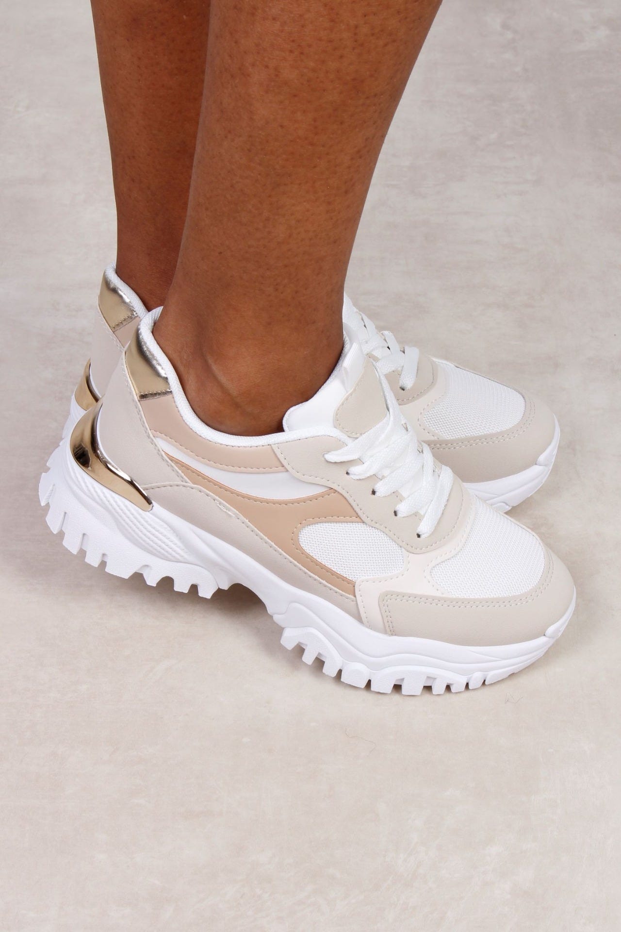 Sneakers med gulddetaljer, Beige