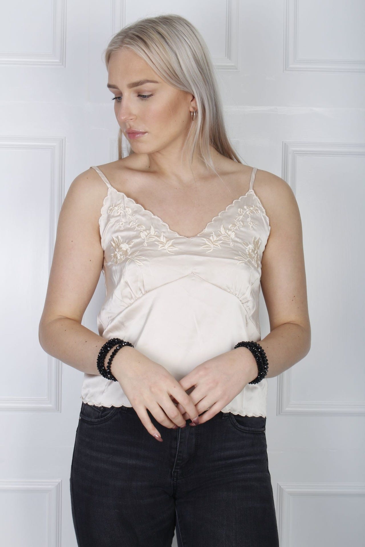 Top med blondedetaljer, beige