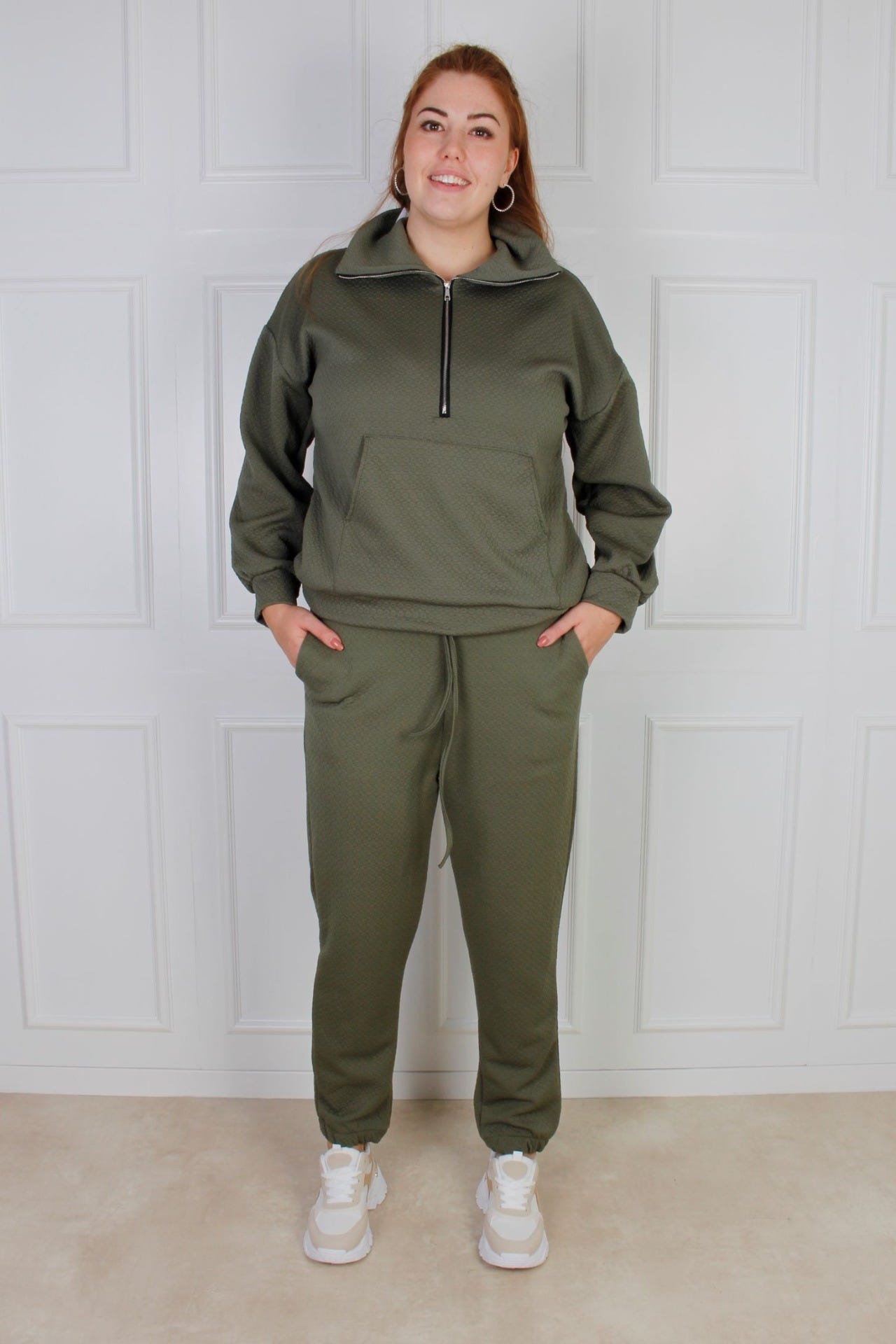 Cecilie buks, Khaki