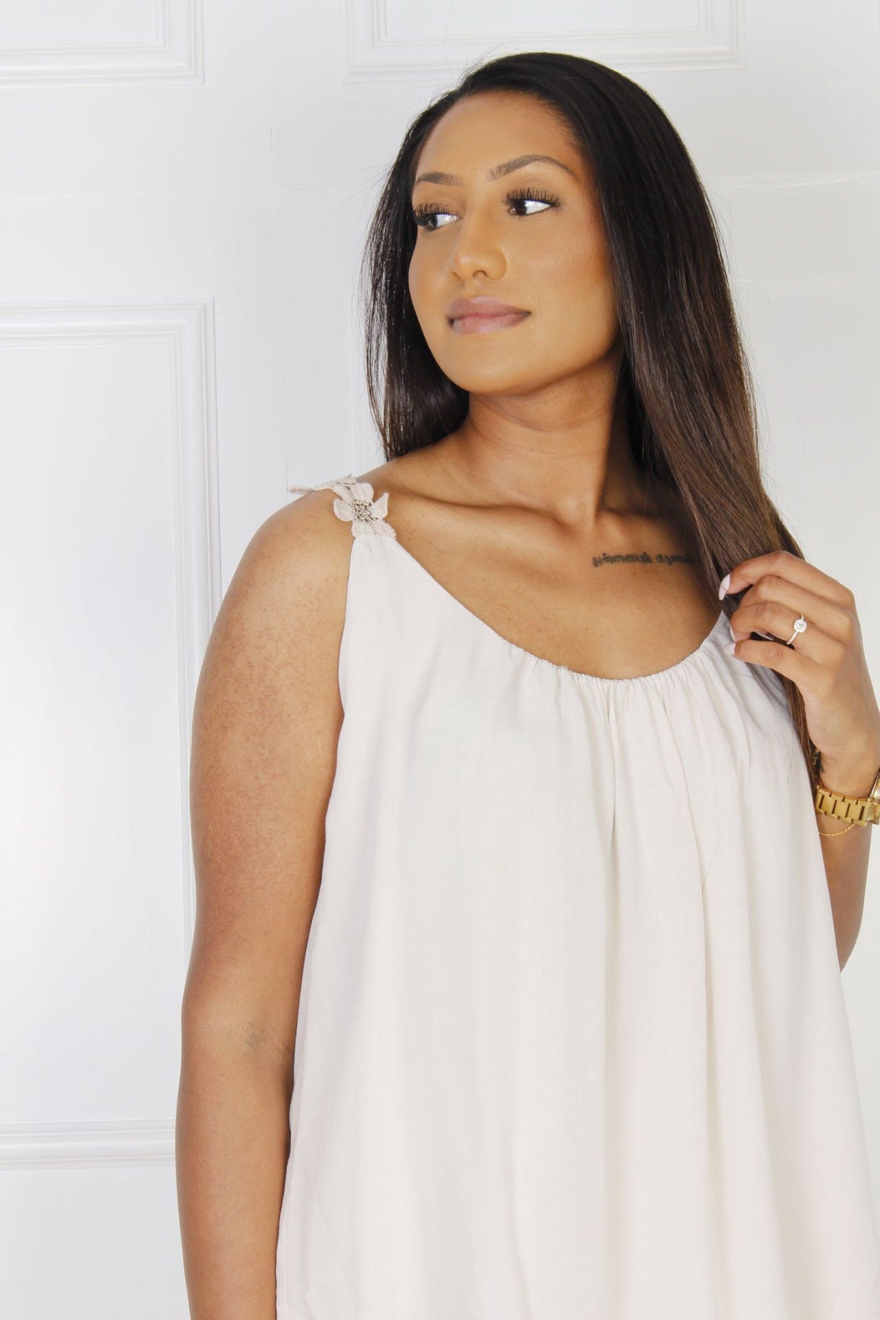 Line top med blomster stropper, beige