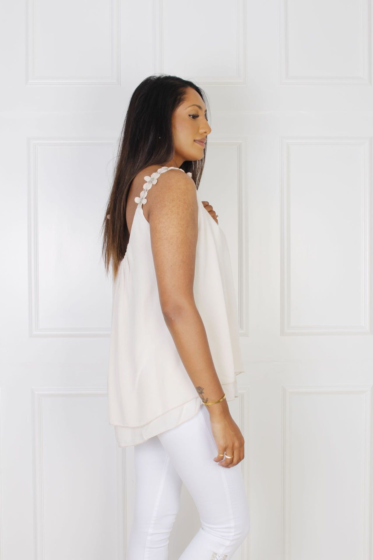 Line top med blomster stropper, beige