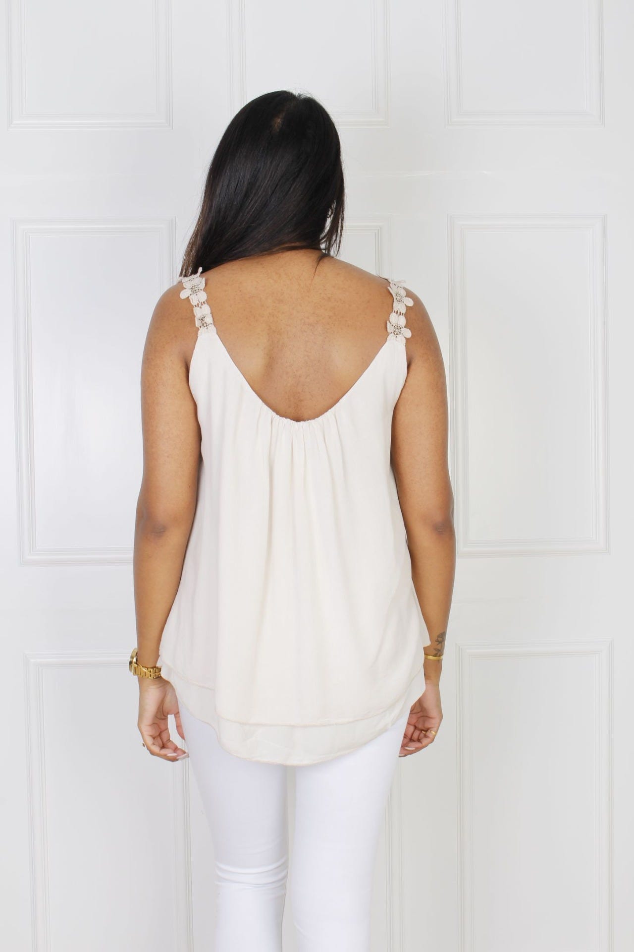 Line top med blomster stropper, beige