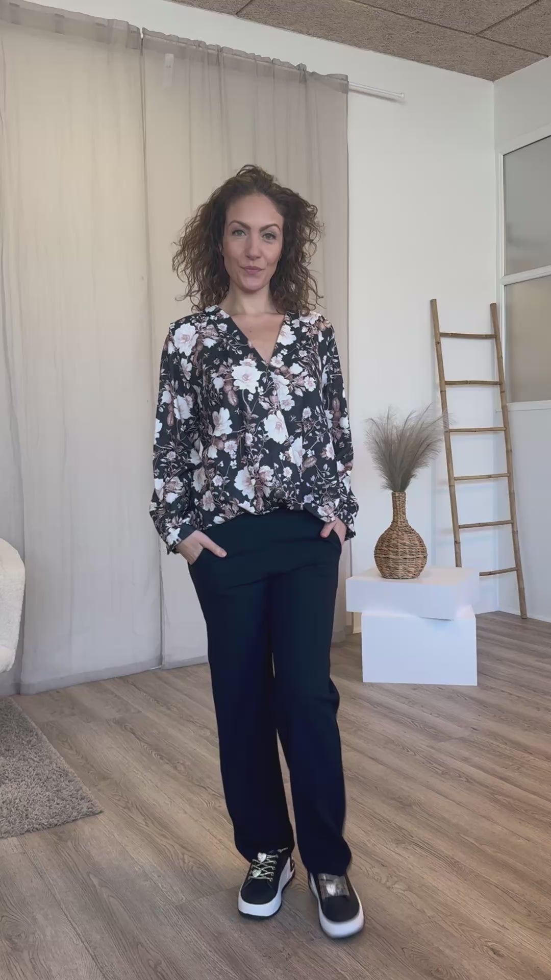 Indlæs video: Crossover bluse m. blomster Sort