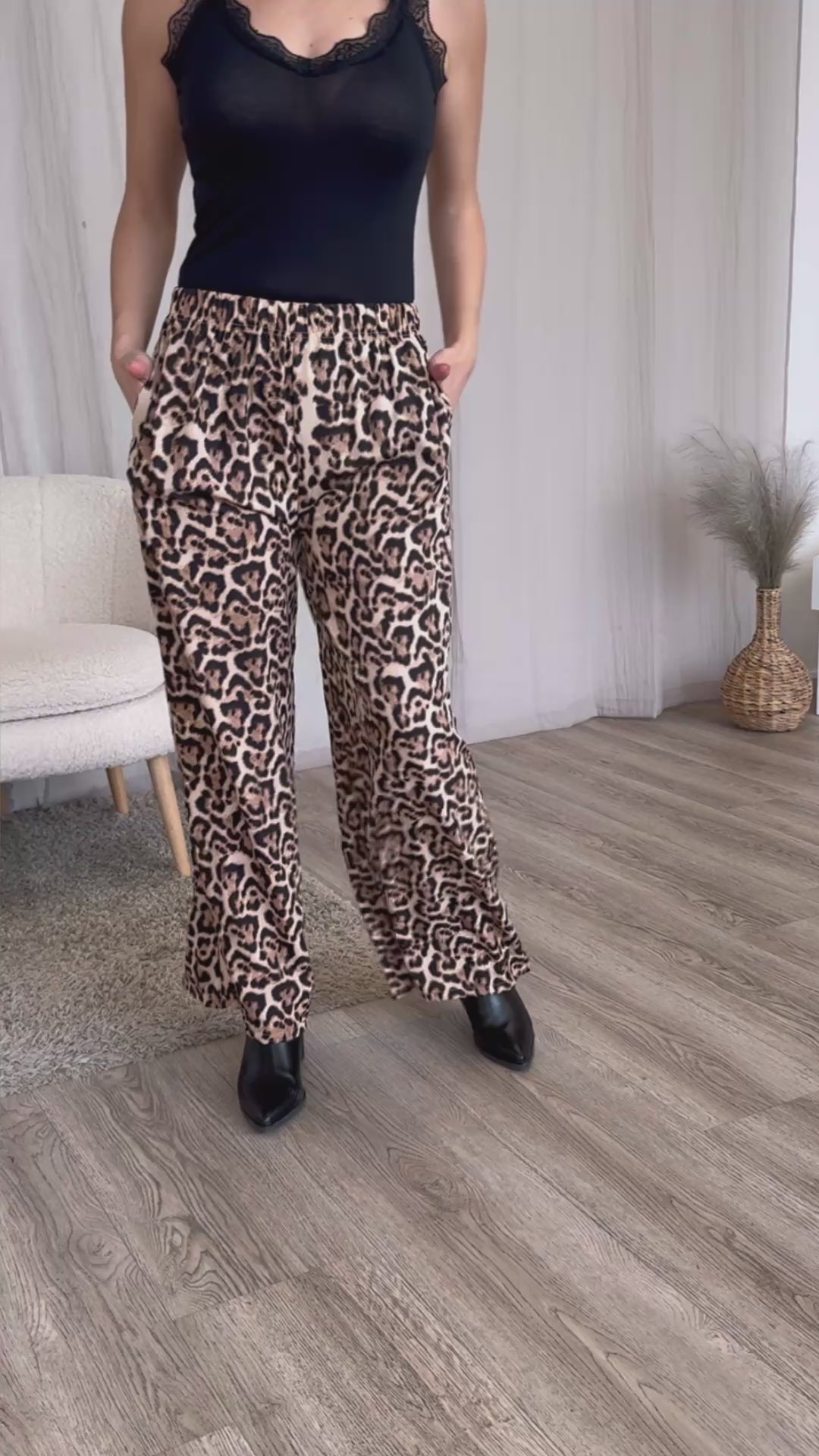 Indlæs video: Løse bukser m. leopardprint Beige