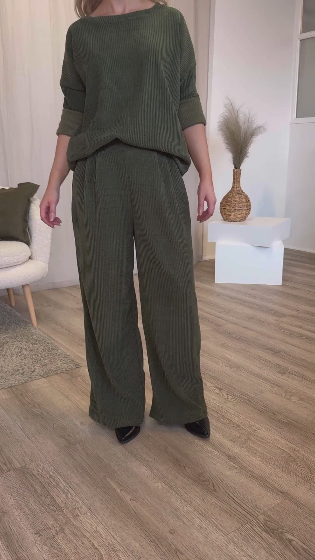 Indlæs video: Løse bukser m. fløjlslook Khaki