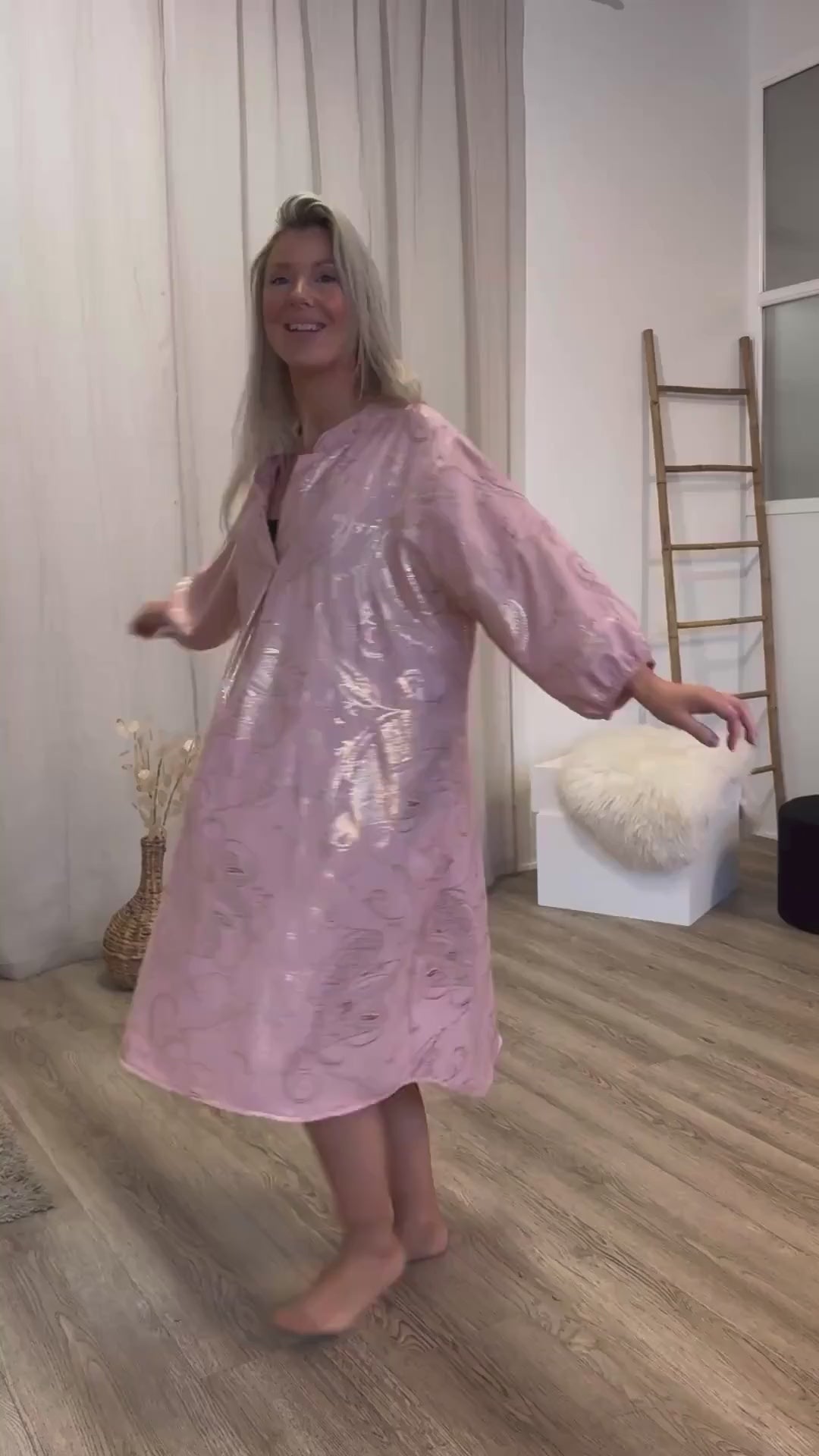 Indlæs video: Løs tunika m. guld paisley print Rosa