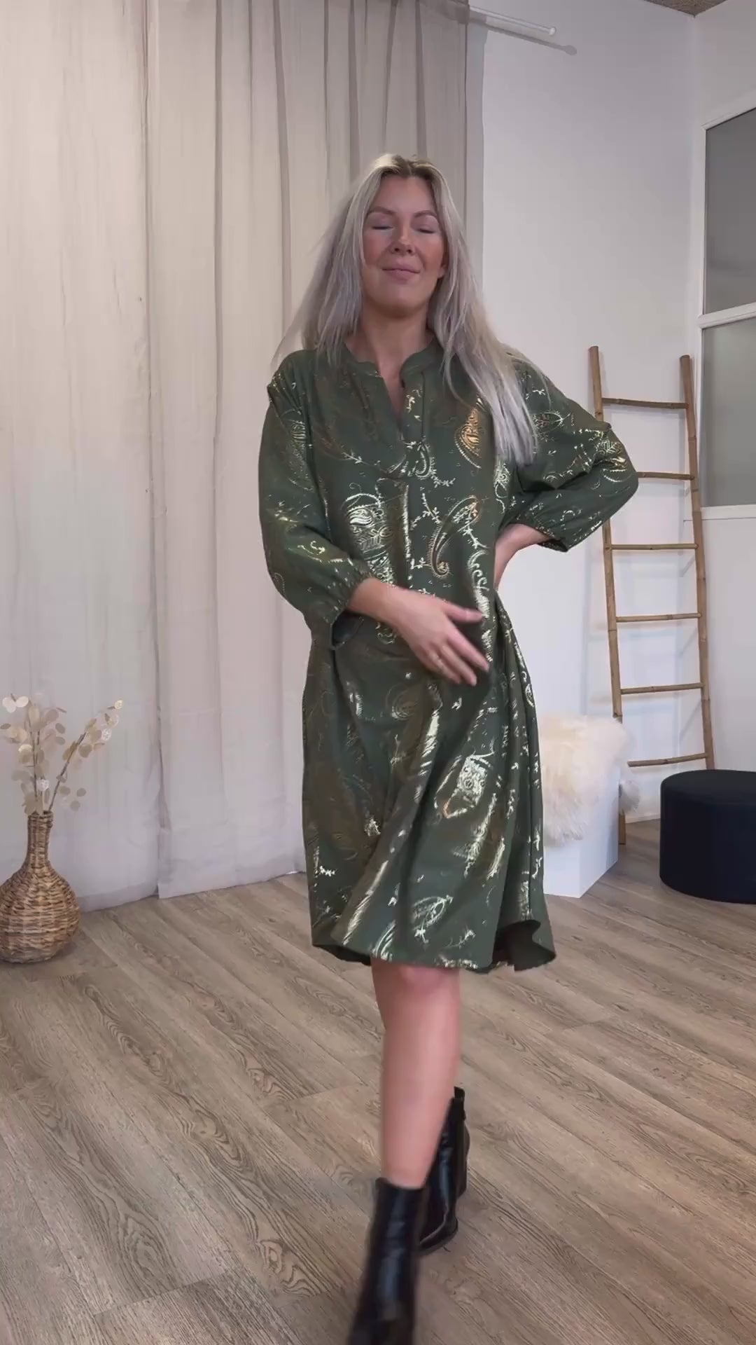 Indlæs video: Løs tunika m. guld paisley print Khaki