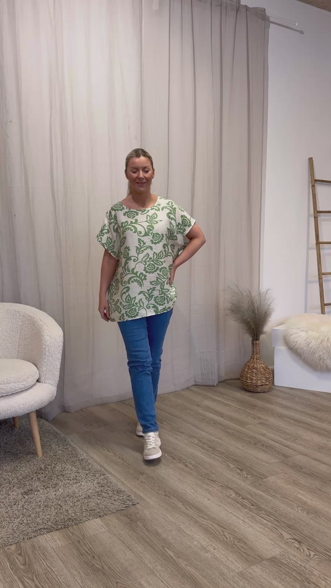 Indlæs video: T-shirt m. blomster og glimmersten Lime