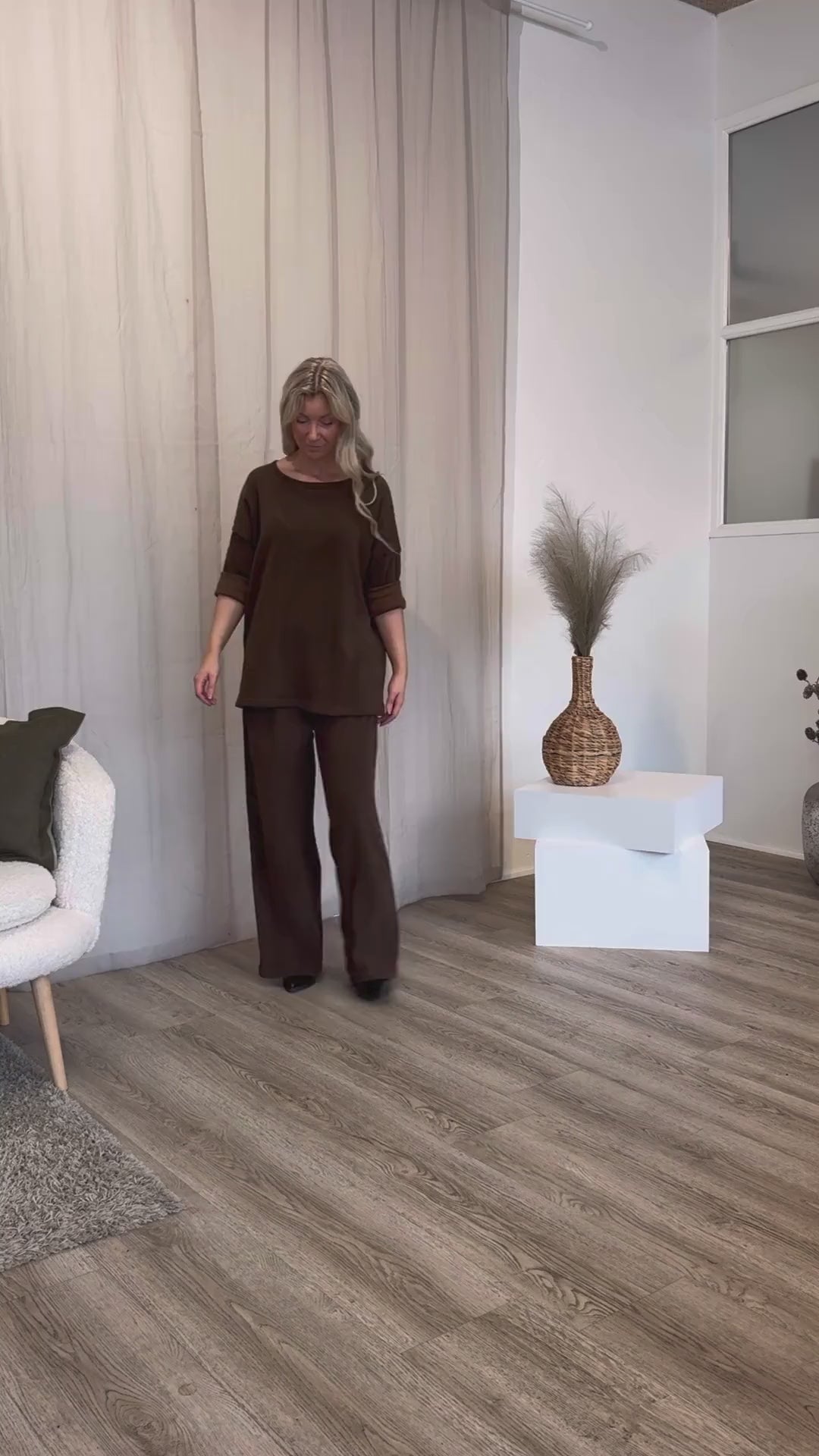 Indlæs video: Bluse m. fløjlslook Brun