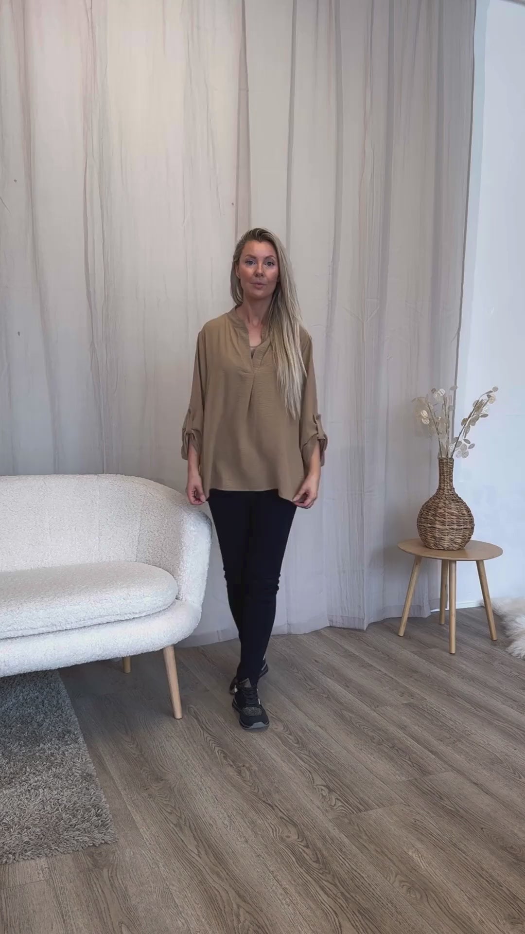 Indlæs video: Adeline bluse Camel