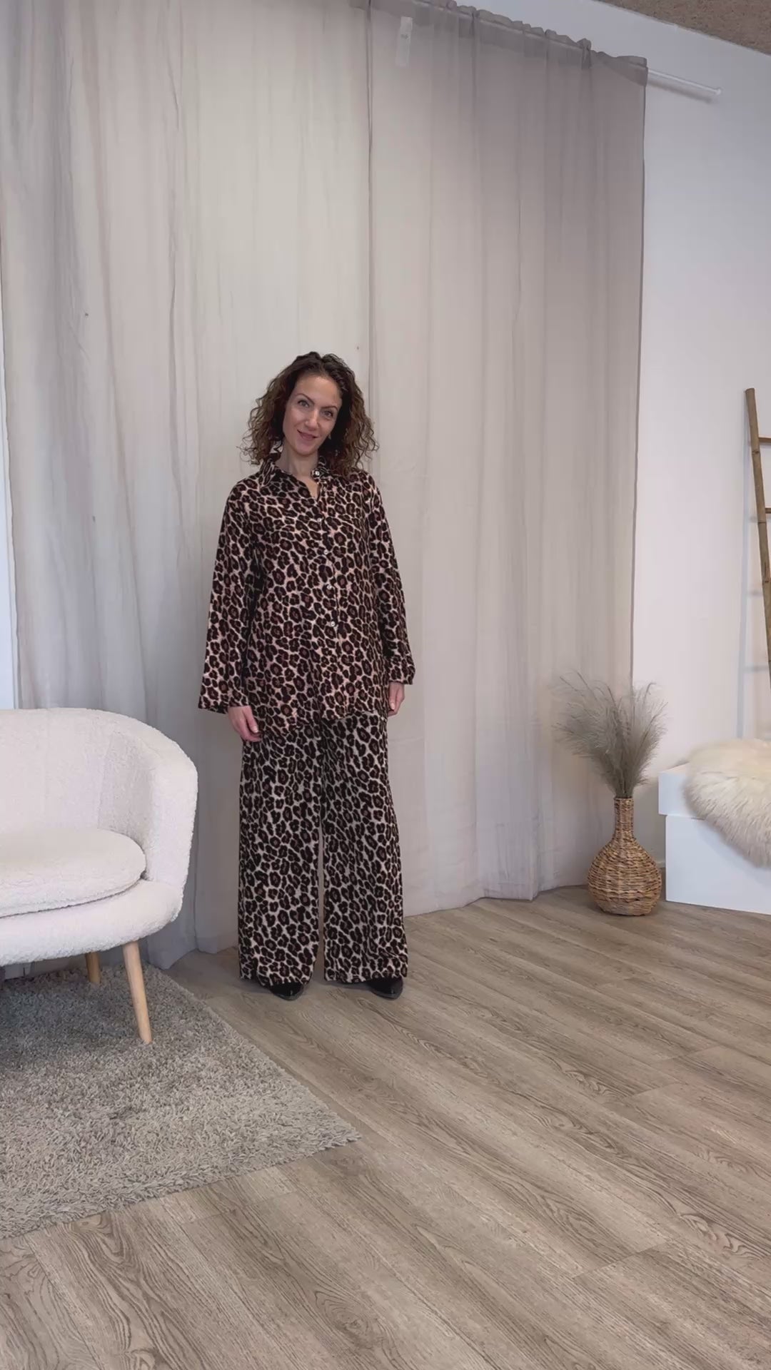 Indlæs video: Skjorte m. leopardprint Brun