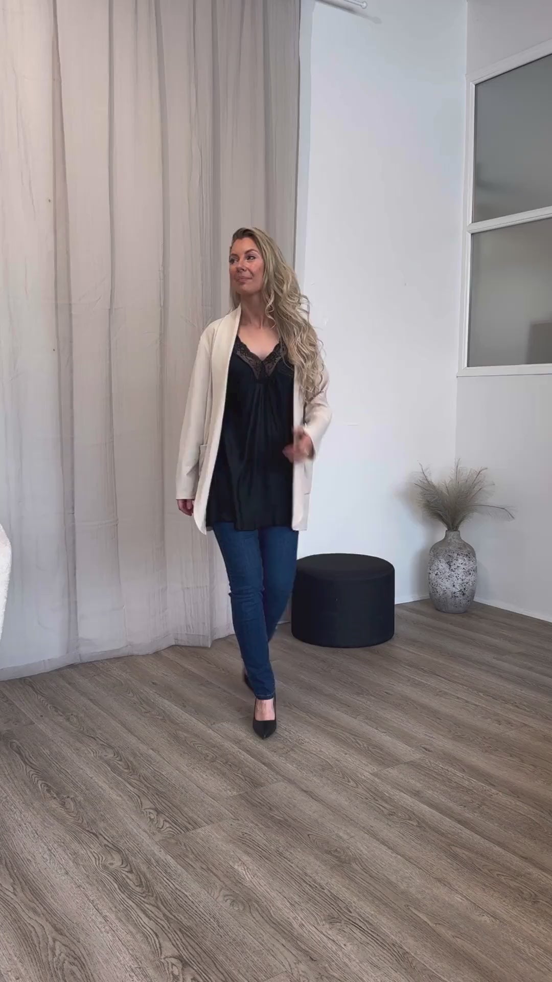 Indlæs video: Lang blazer Beige