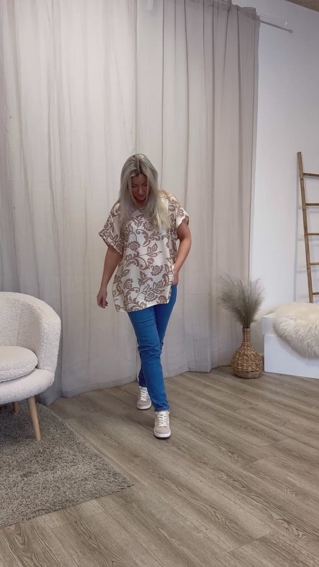 Indlæs video: T-shirt m. blomster og glimmersten Beige