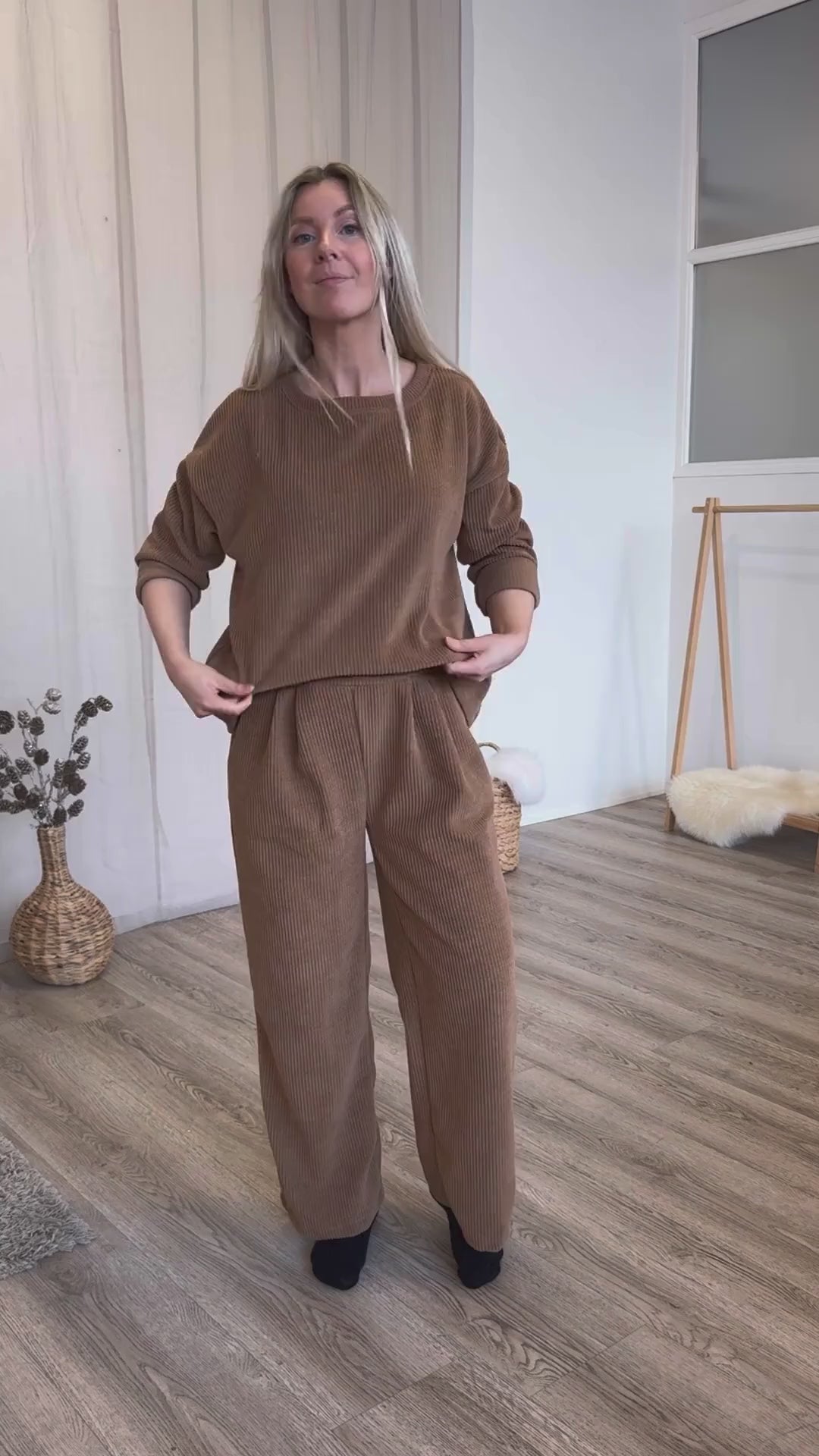 Indlæs video: Bluse m. fløjlslook Camel