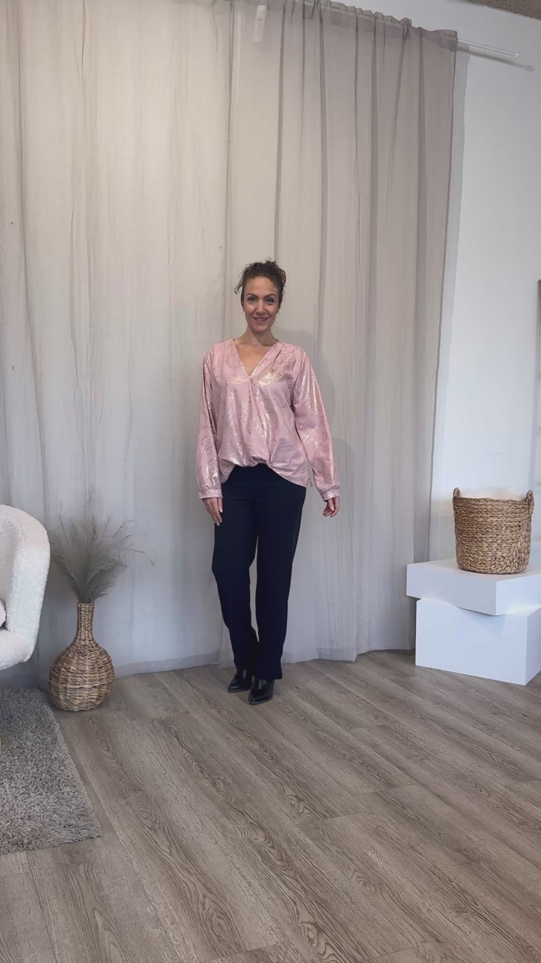 Indlæs video: Crossover bluse m. guld paisley print Rosa