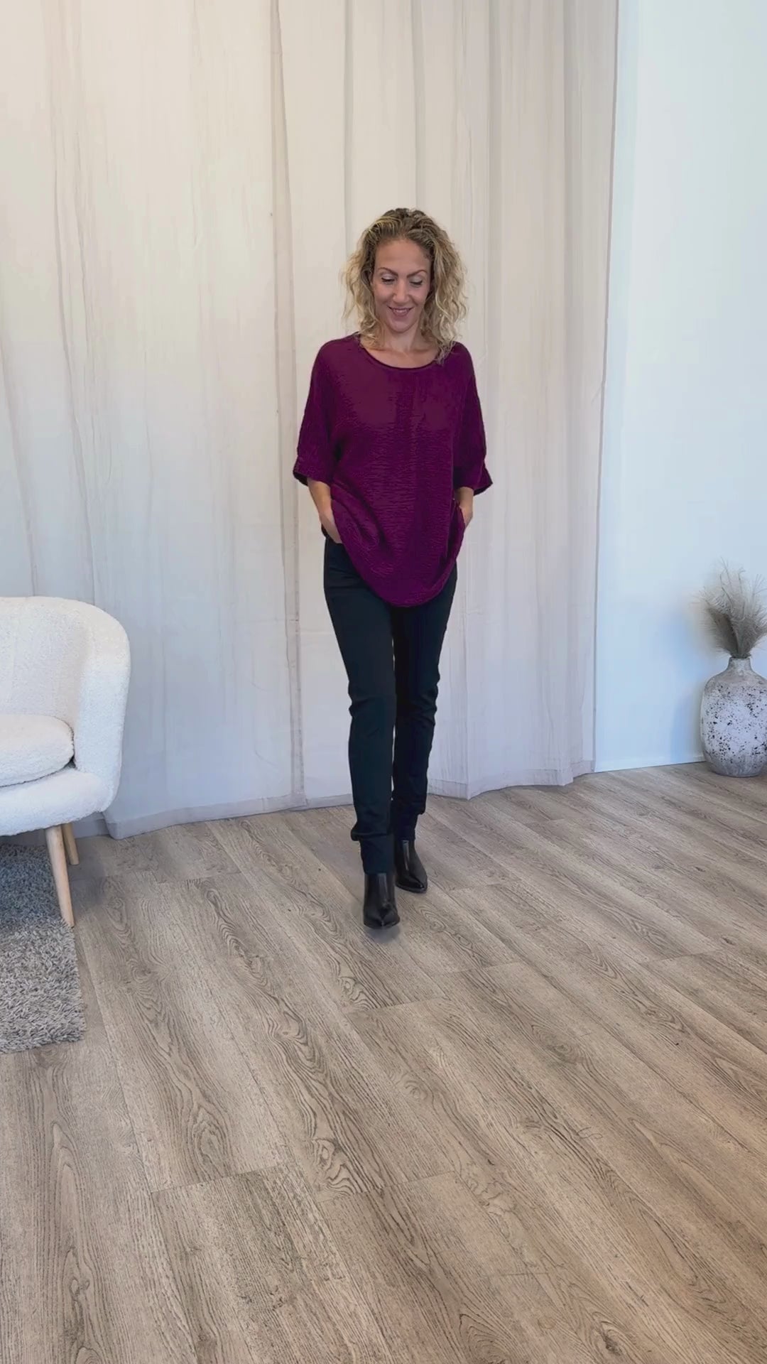 Indlæs video: Løs basis T-shirt  Wine