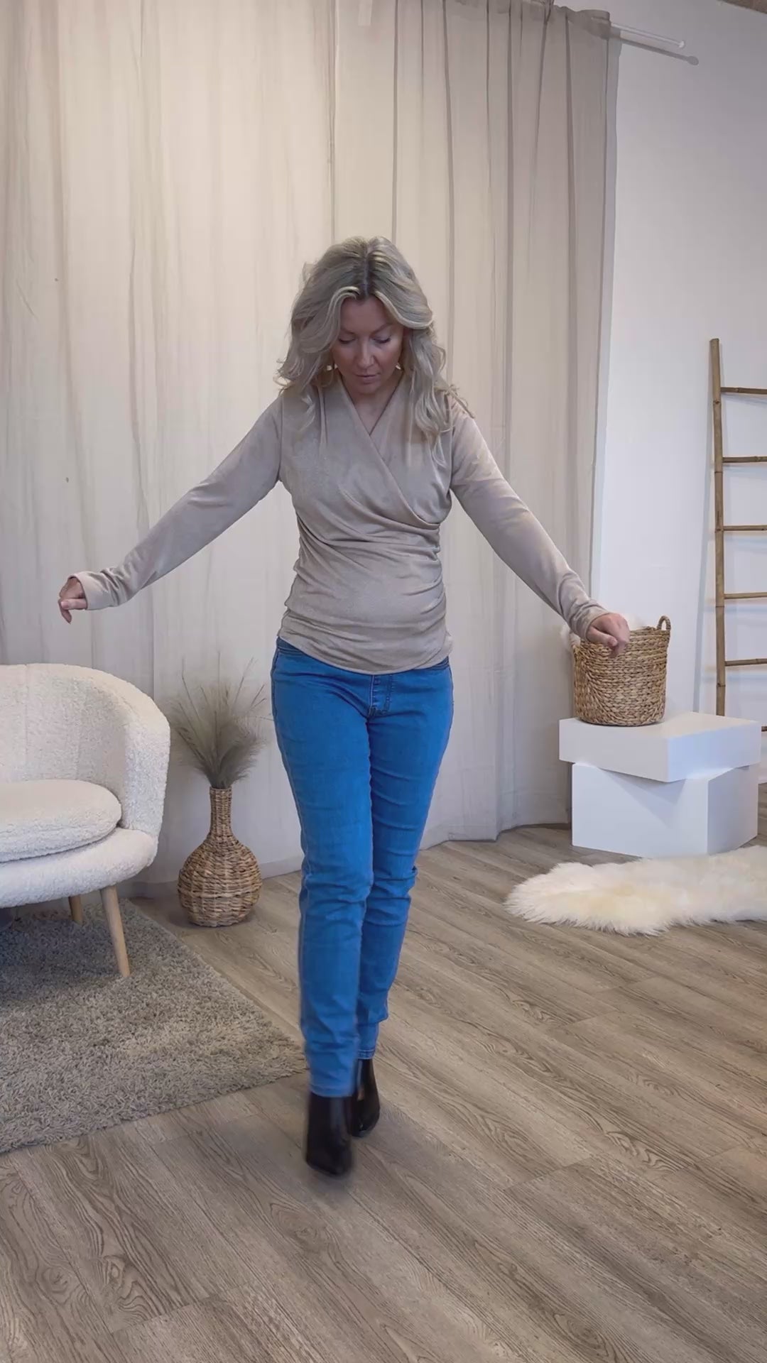 Indlæs video: Cross-over bluse Camel