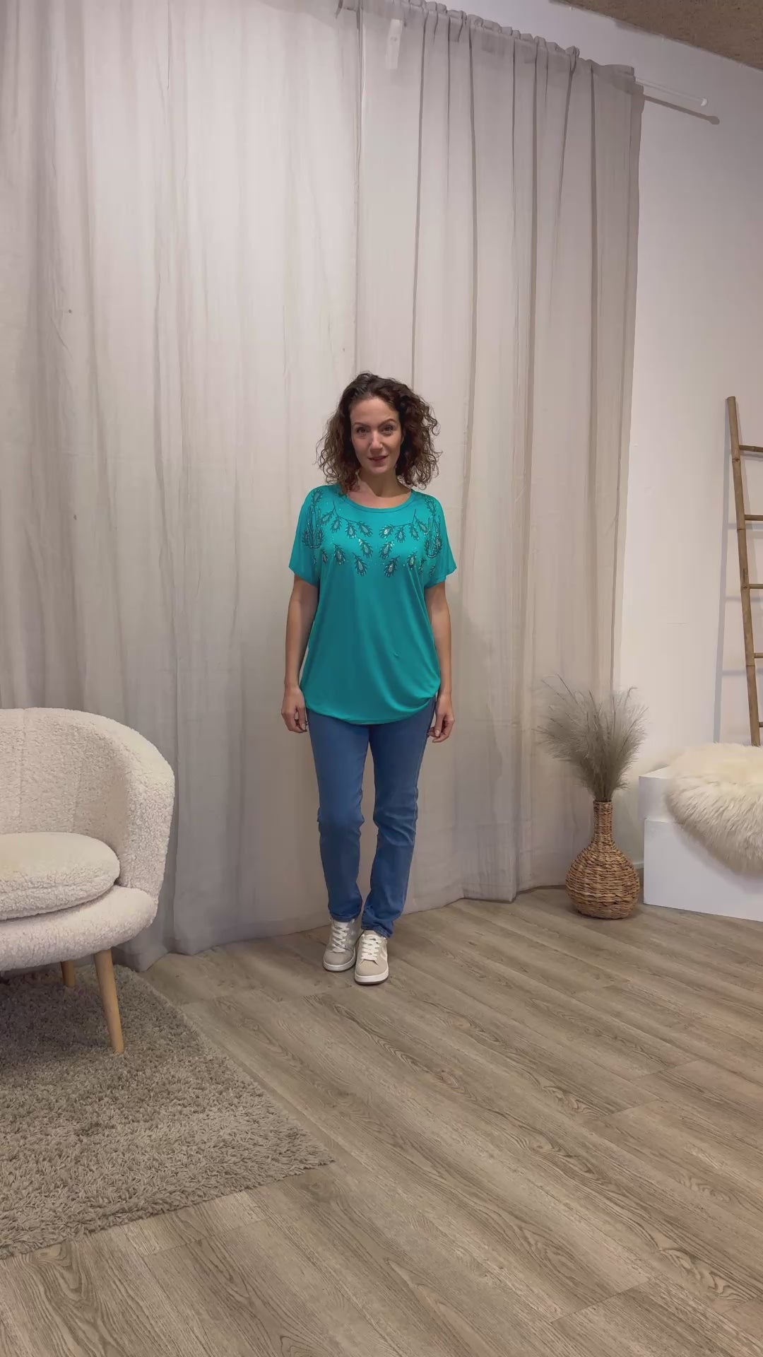 Indlæs video: T-shirt m. glimmersten Aqua